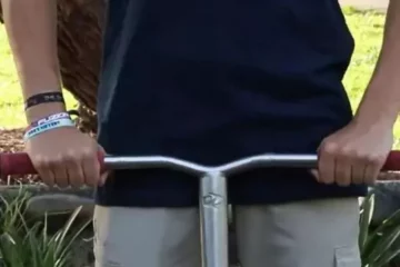 how high should scooter handlebars be
