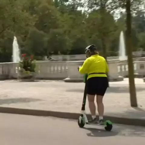 can electric scooters go on sidewalk