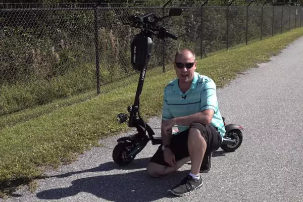 can you ride an electric scooter on the sidewalk in nyc